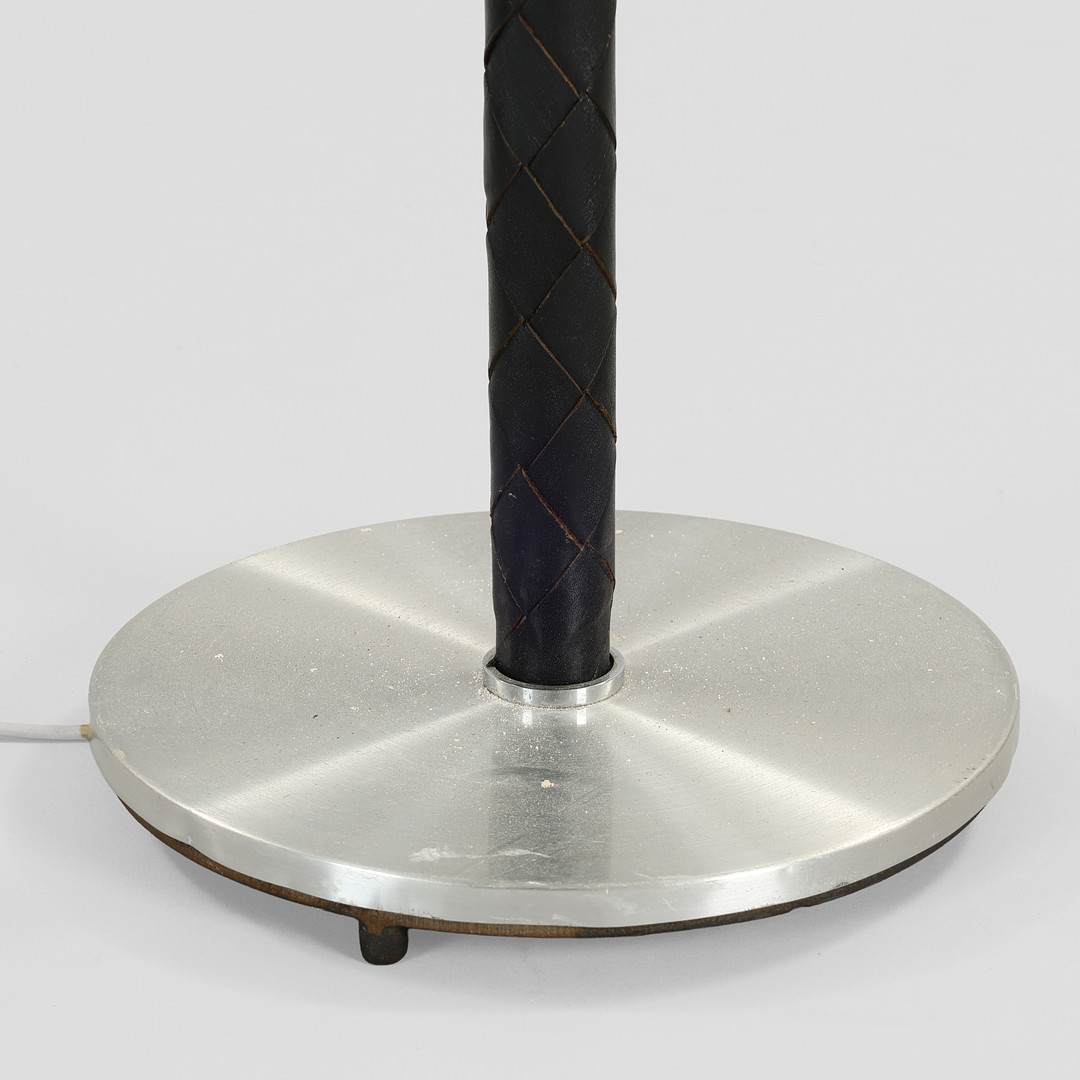 JO HAMMERBORG. “Flet”, standerlampe af aluminium og flettet sort læder, Fog & Mørup, Danmark, 1960'erne.