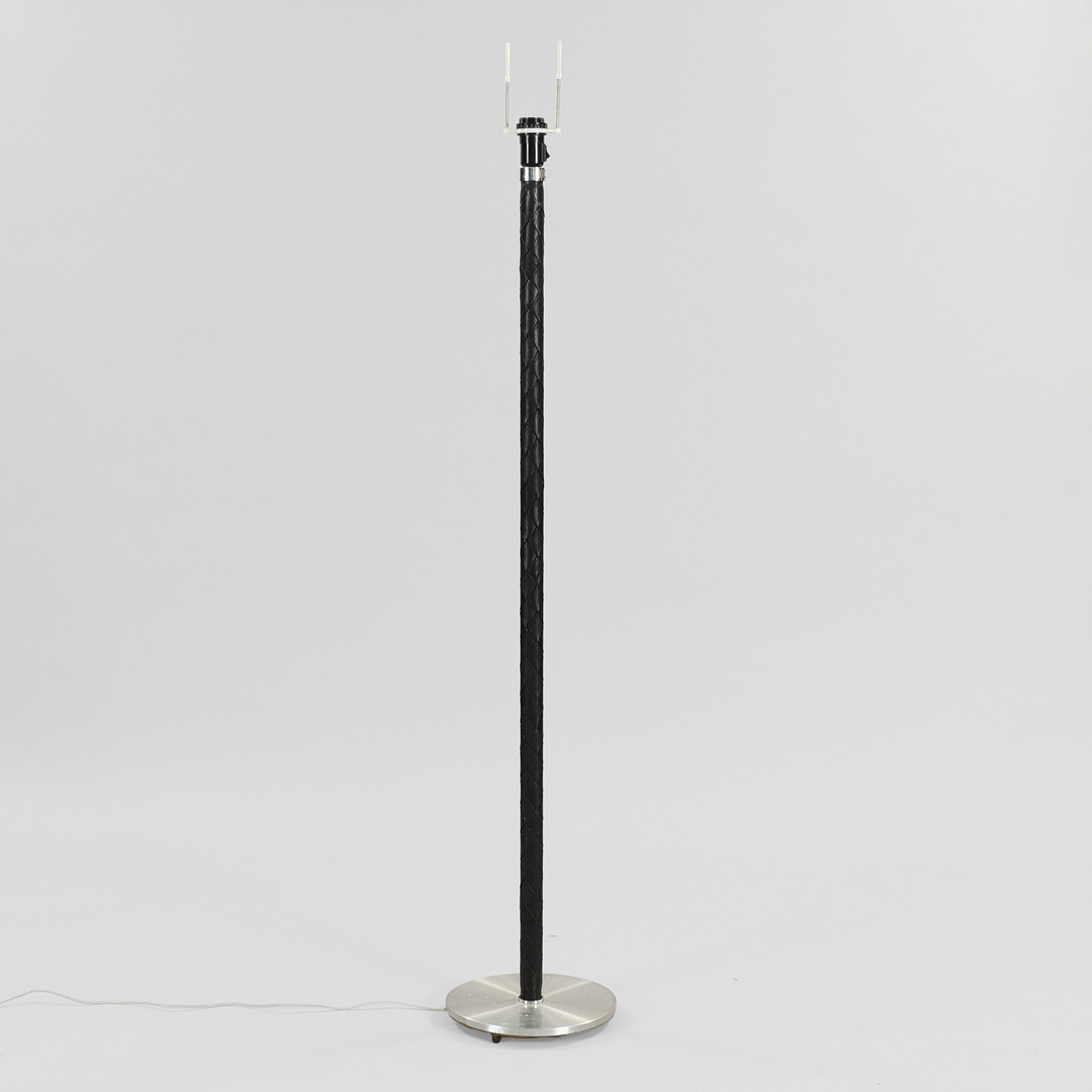 JO HAMMERBORG. “Flet”, standerlampe af aluminium og flettet sort læder, Fog & Mørup, Danmark, 1960'erne.