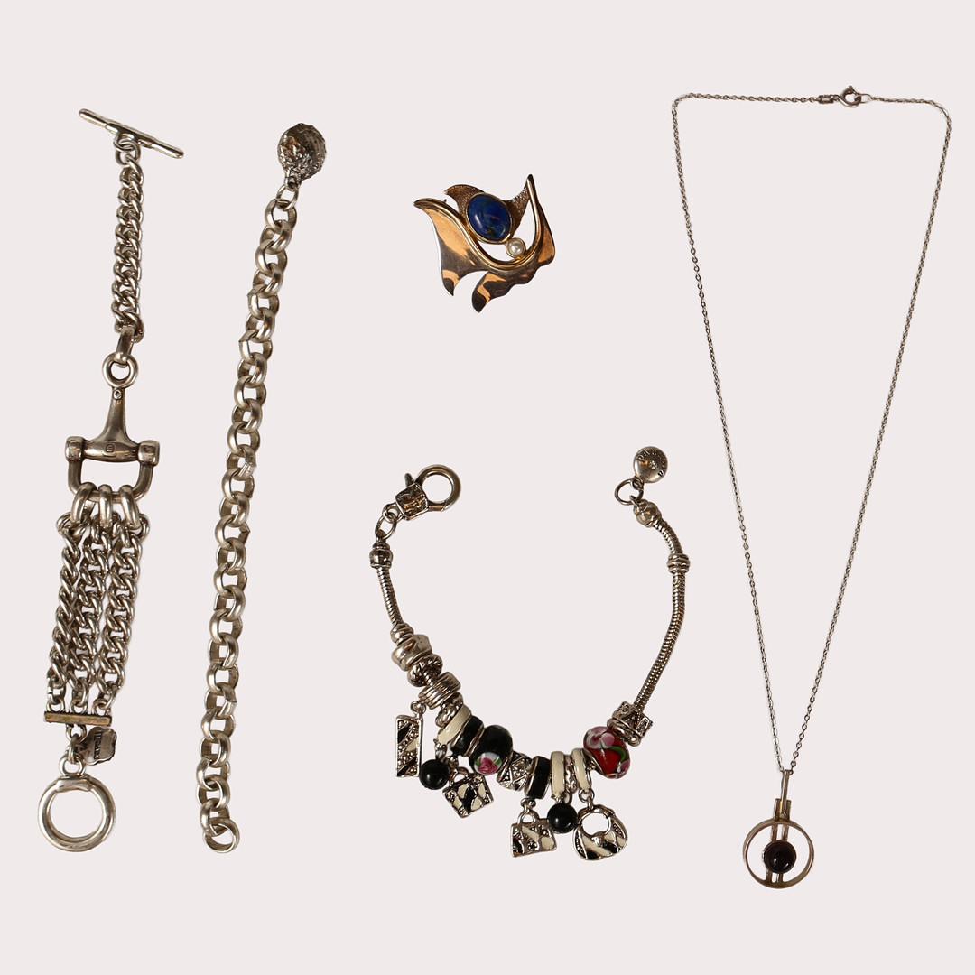 SMYCKEN, ARMBAND, HALSBAND, BROSCH, DELVIS SILVER, 5 DELAR.