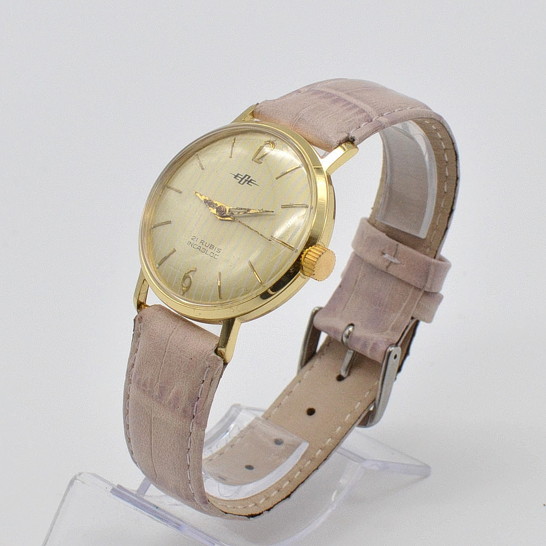 EGE ARMBANDUHR, 21 RUBIS INCABLOC, VERGOLDETES GEHÄUSE, LINIERTES ZIFFERBLATT, HANDAUFZUG, UM 1960ER JAHRE.