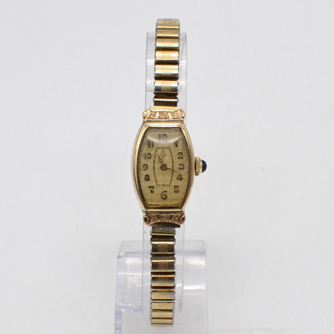 ZENTRA, ART DECO DAMENARMBANDUHR, TONNENFÖRMIGES GEHÄUSE AUS 20 MIKRONS WALZ-GOLD-DOUBLÉ, MECHANISCHES UHRWERK MIT HANDAUFZUG, FLEXBAND, UM 1920ER.