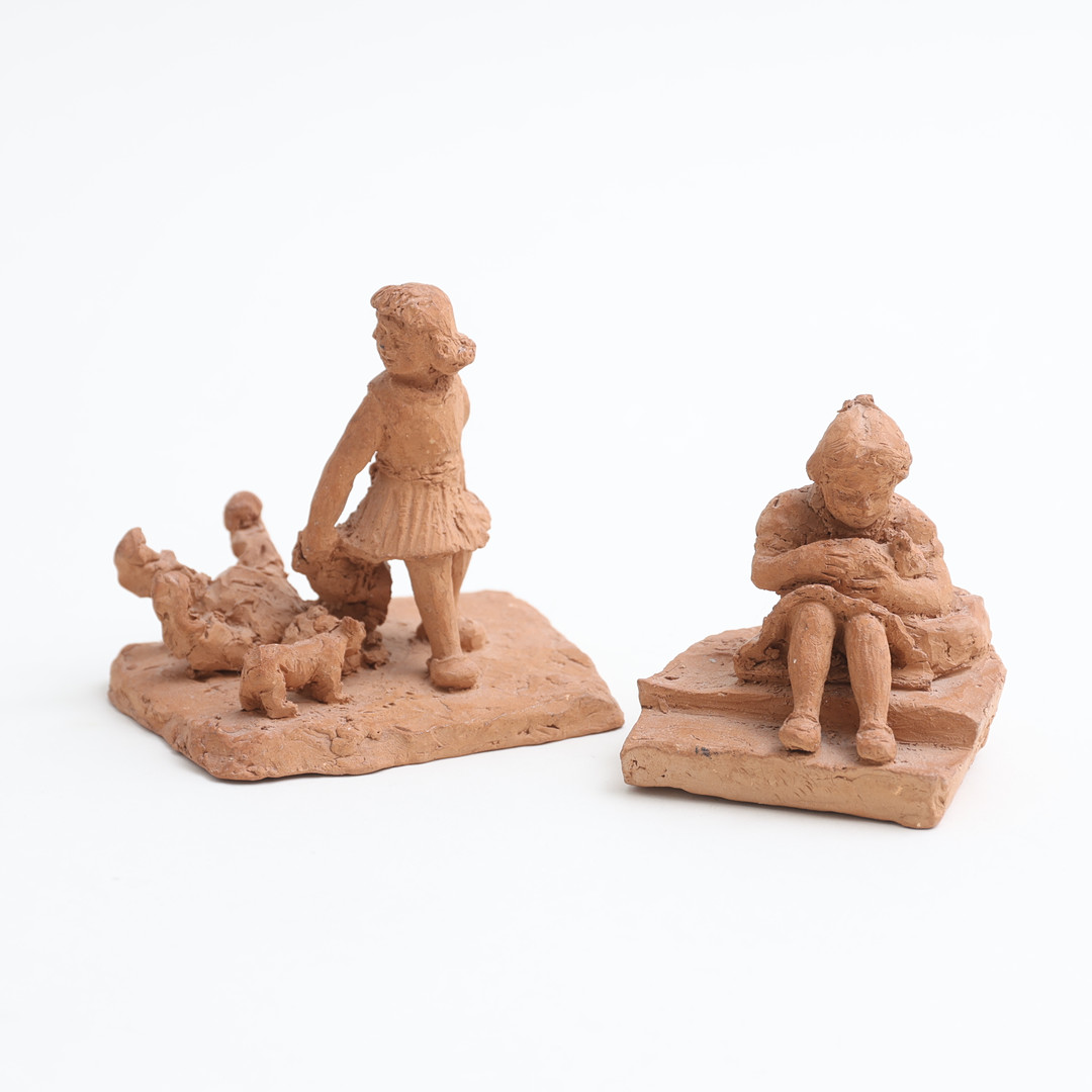 SUSANNE JUHOLT. Skulpturer, 2 st barnmotiv, keramik, signerade.