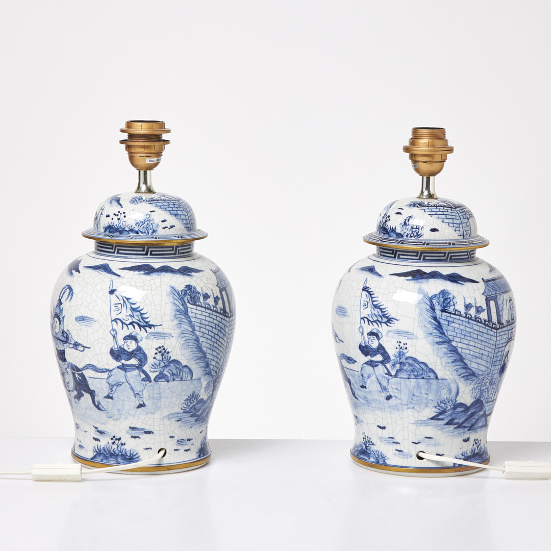 BORDSLAMPOR, 1 par, samtida produktion, etikettmärkta B&B Oriental Import AB, blåvit dekor.