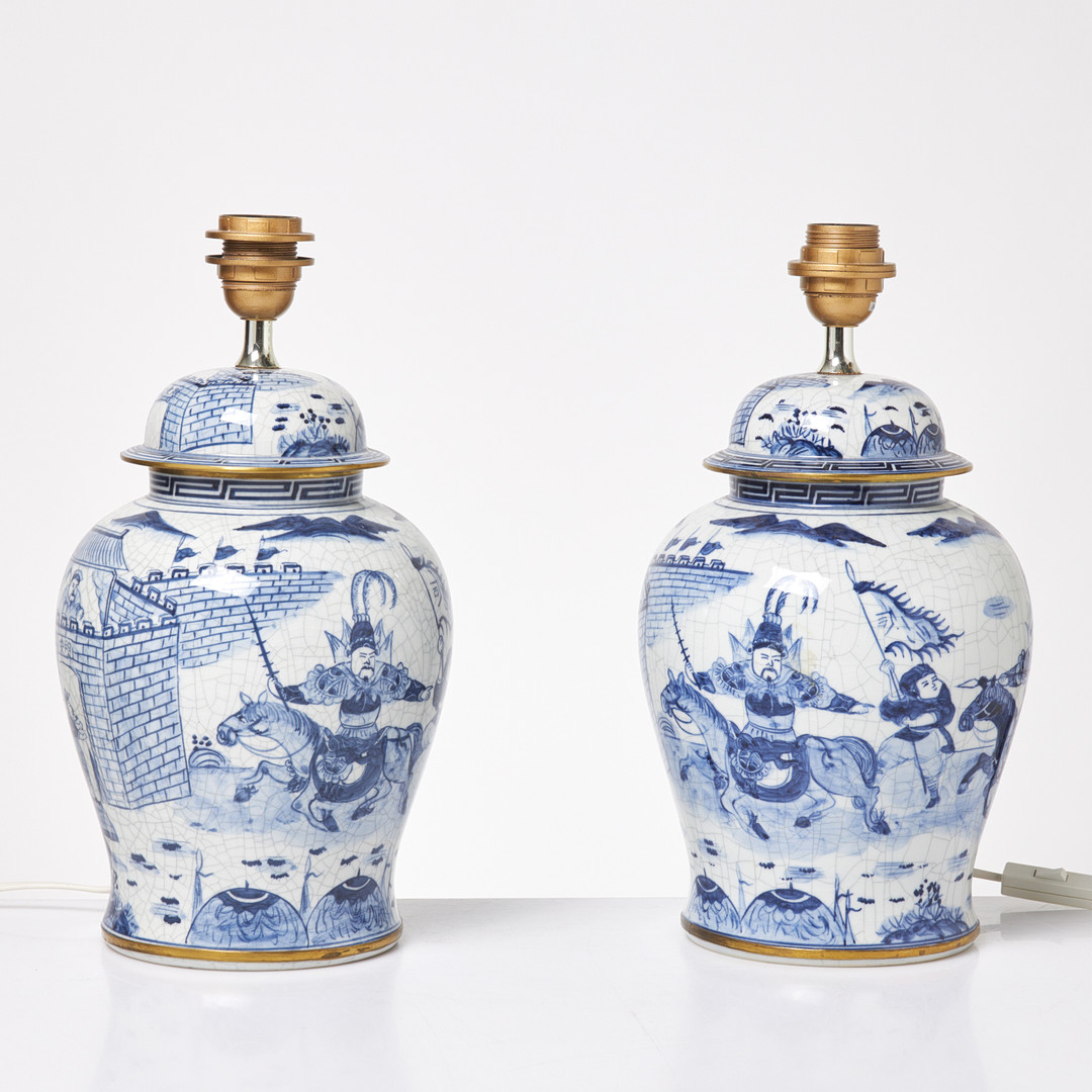 BORDSLAMPOR, 1 par, samtida produktion, etikettmärkta B&B Oriental Import AB, blåvit dekor.