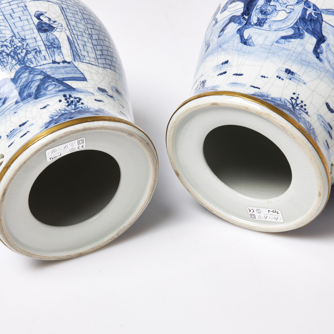 BORDSLAMPOR, 1 par, samtida produktion, etikettmärkta B&B Oriental Import AB, blåvit dekor.