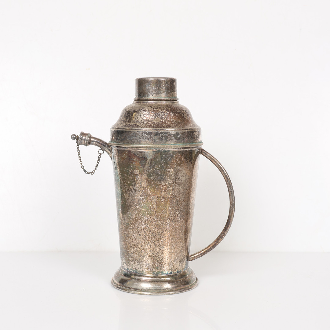 AN ART DECO SILVER-PLATED COCKTAIL SHAKER.