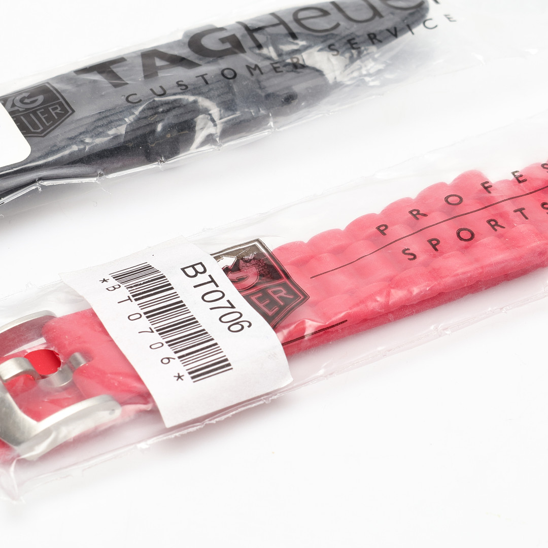 KLOCKARMBAND, två stycken, ca 20mm, gummi, läder, Tag Heuer.