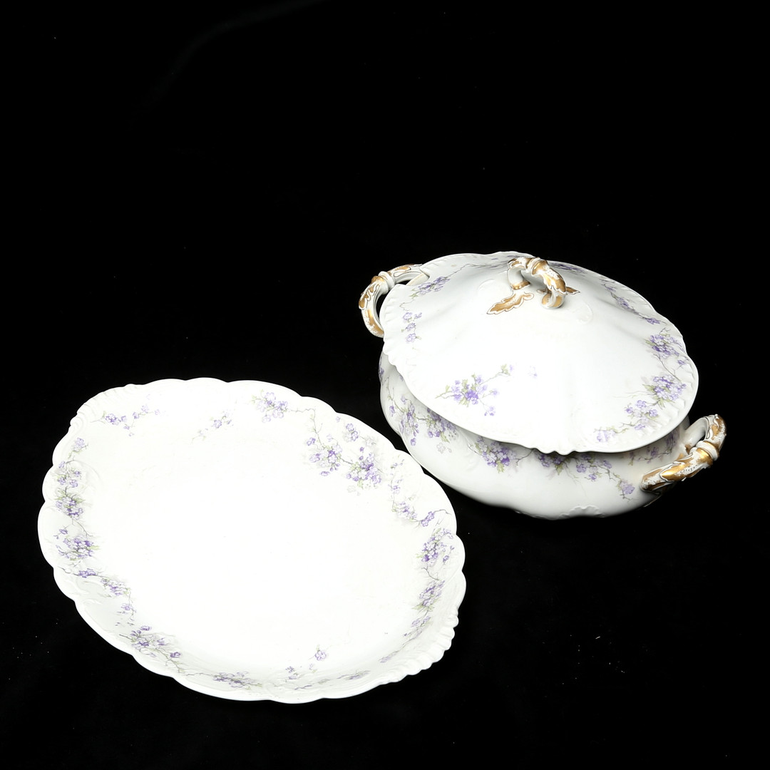 TERRIN med lock och fat, Limoges, Haviland.