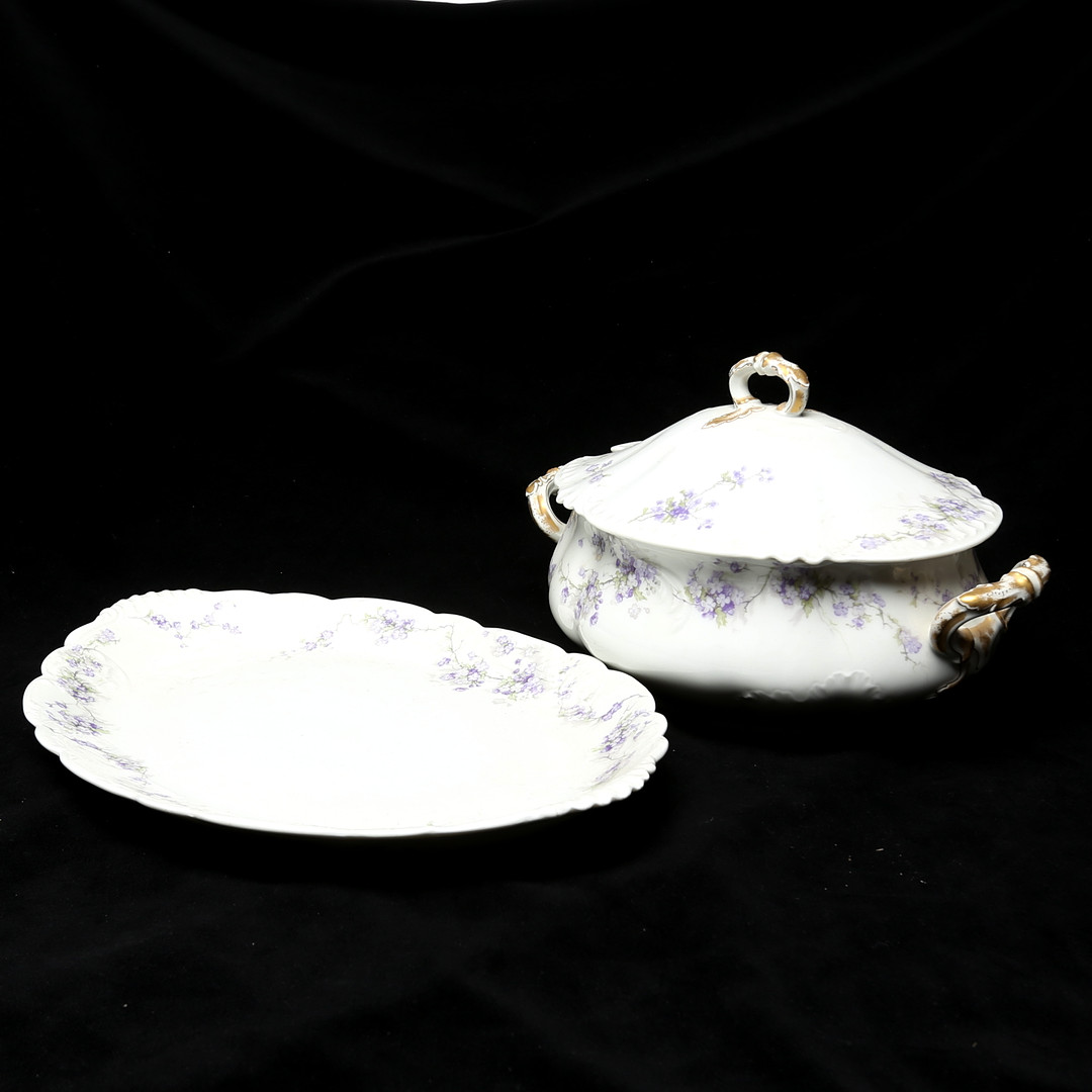 TERRIN med lock och fat, Limoges, Haviland.