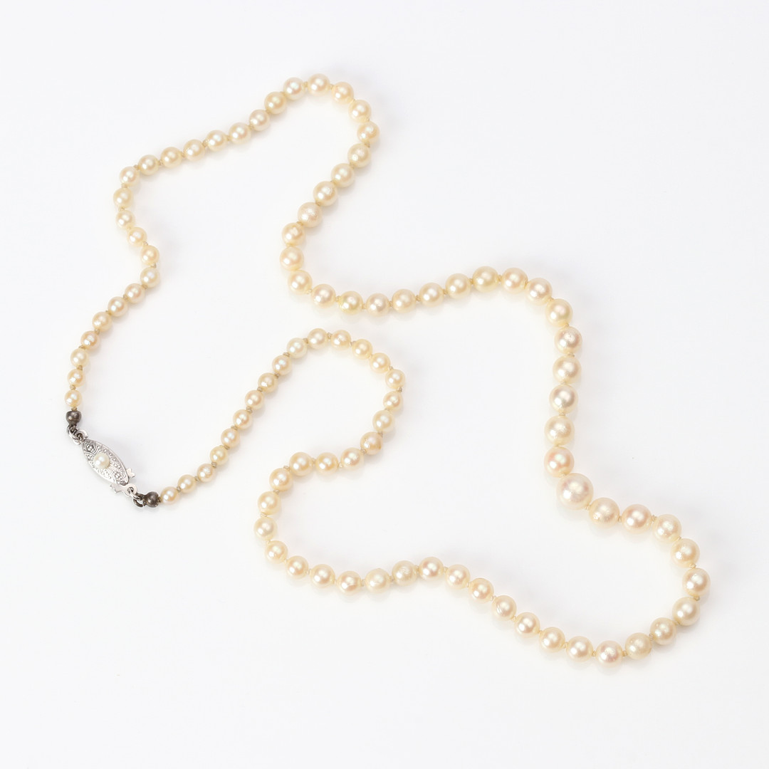 PÄRLCOLLIER. Odlade saltvattenpärlor, lås i 18k vitguld.