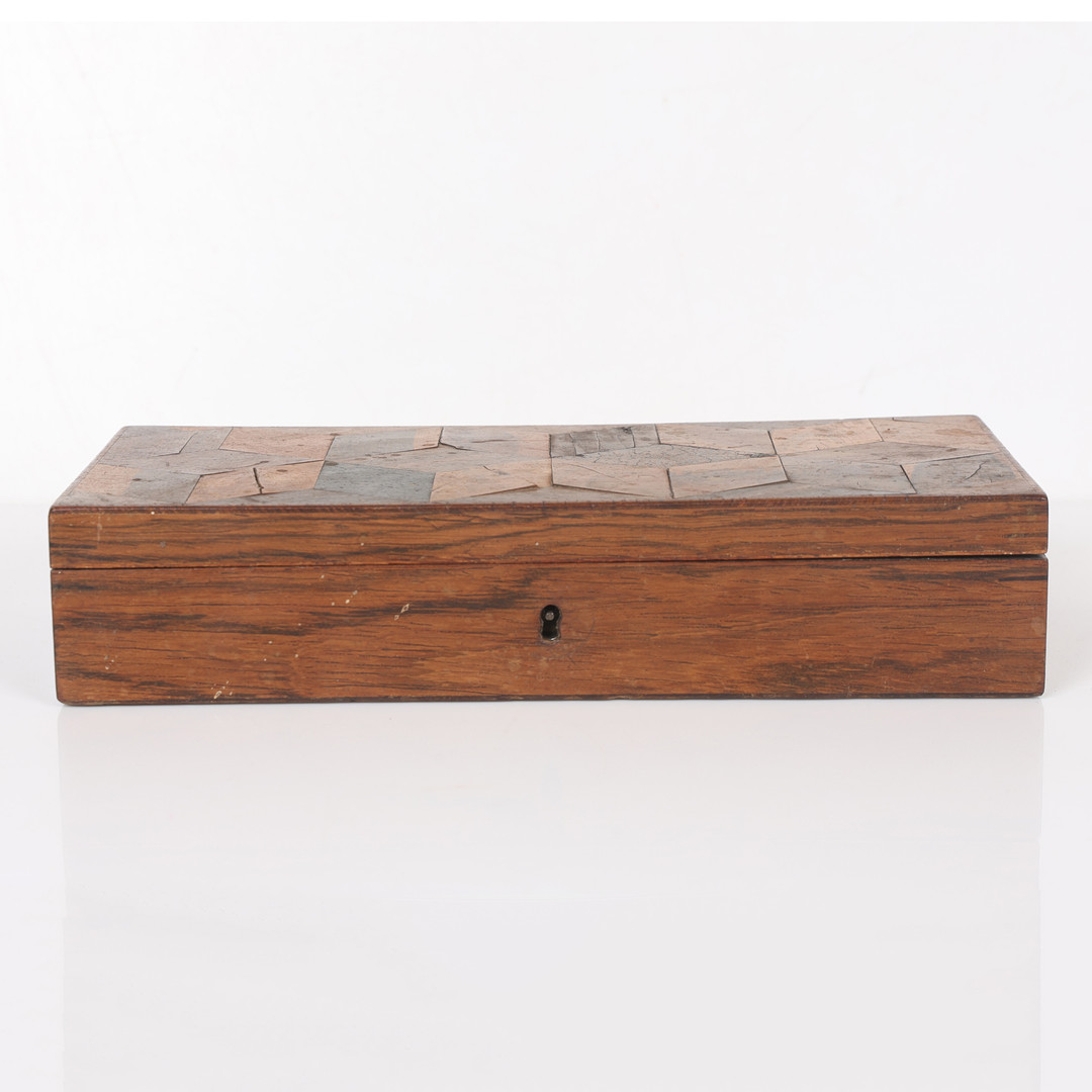 A 19TH CENTURY ROSEWOOD AND SPECIMEN INLAID BOX.