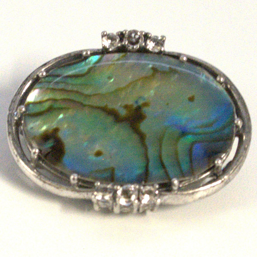 835 SILBER DESIGNERBROSCHE; FILIGRANE FASSSUNG MIT GROSSEM PERLMUTTCABOCHON UND WEISSEN FARBSTEINEN 20. JAHRHUNDERT.