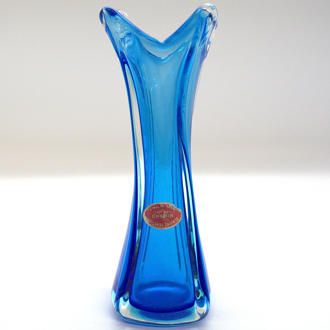 ARCHIMEDE SEGUSO. VASE AUS MURANO-GLAS, FÜR VETRI D'ARTE, SOMMERSO, IN BLAU, UM 1960ER JAHRE MIT STUDIOETIKETT.