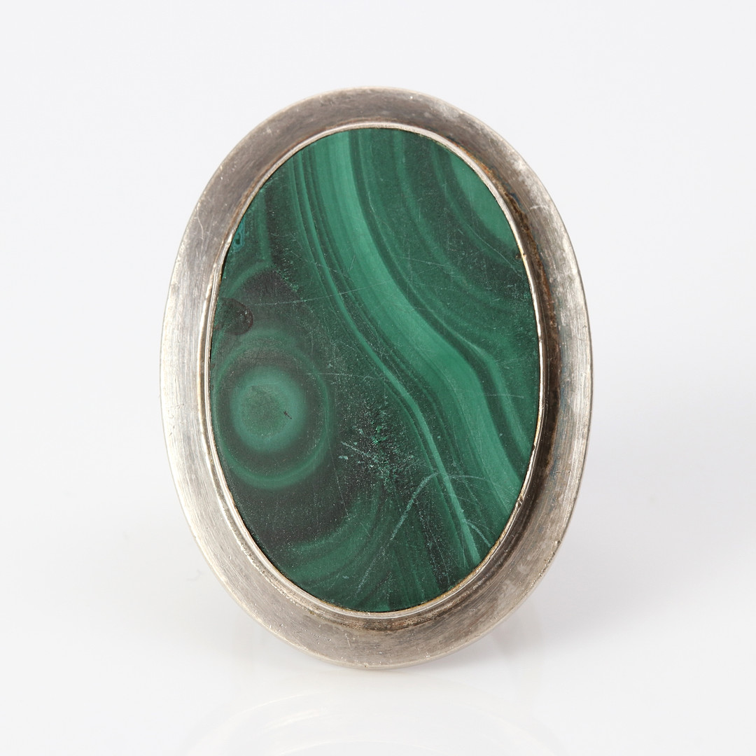CECILIA JOHANSSON, RING. Silver med en planpolerad malakit, Göteborg 1976.