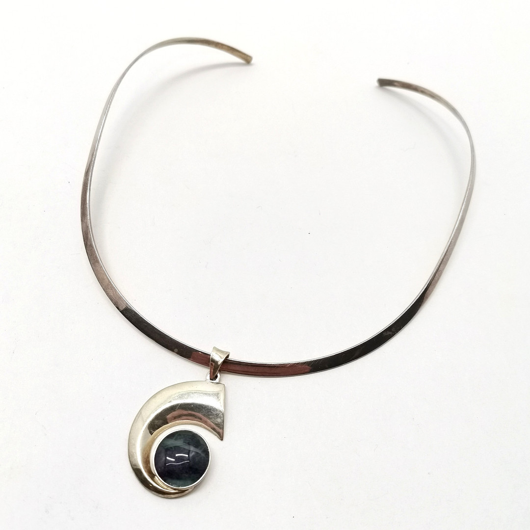 NEW ZEALAND RUBY ROCK SILVER PENDANT ON COLLAR.