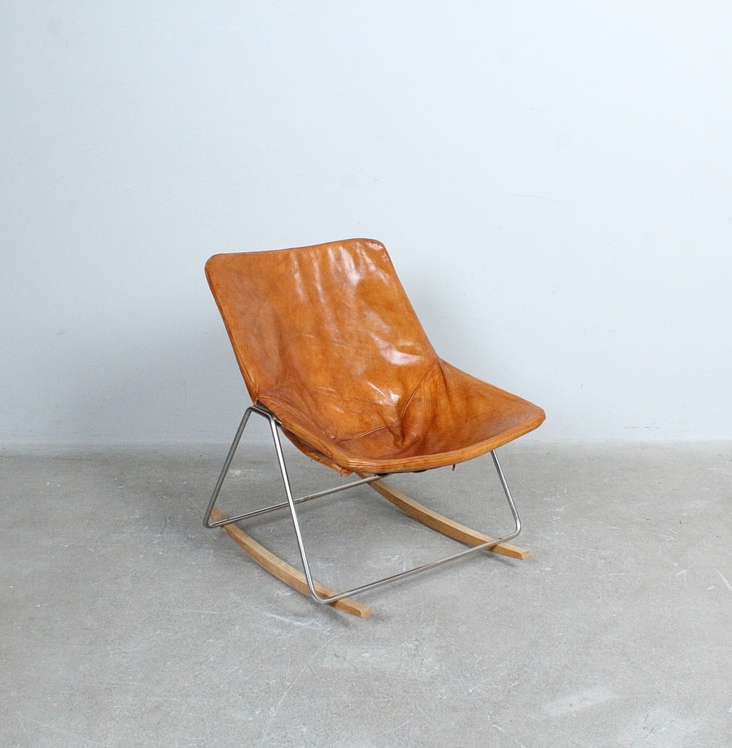 PIERRE GUARICHE. Schaukelstuhl, Modell '' G1 '', Leder, Buchenholz, 1950er, Frankreich.
