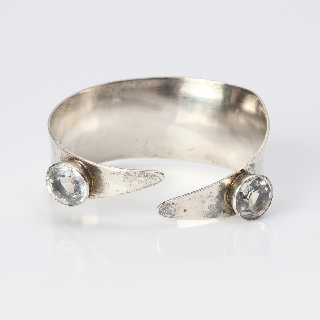 ARMBAND. Silver med runda fasetterade bergkristaller, totalvikt ca 50,5 gram.