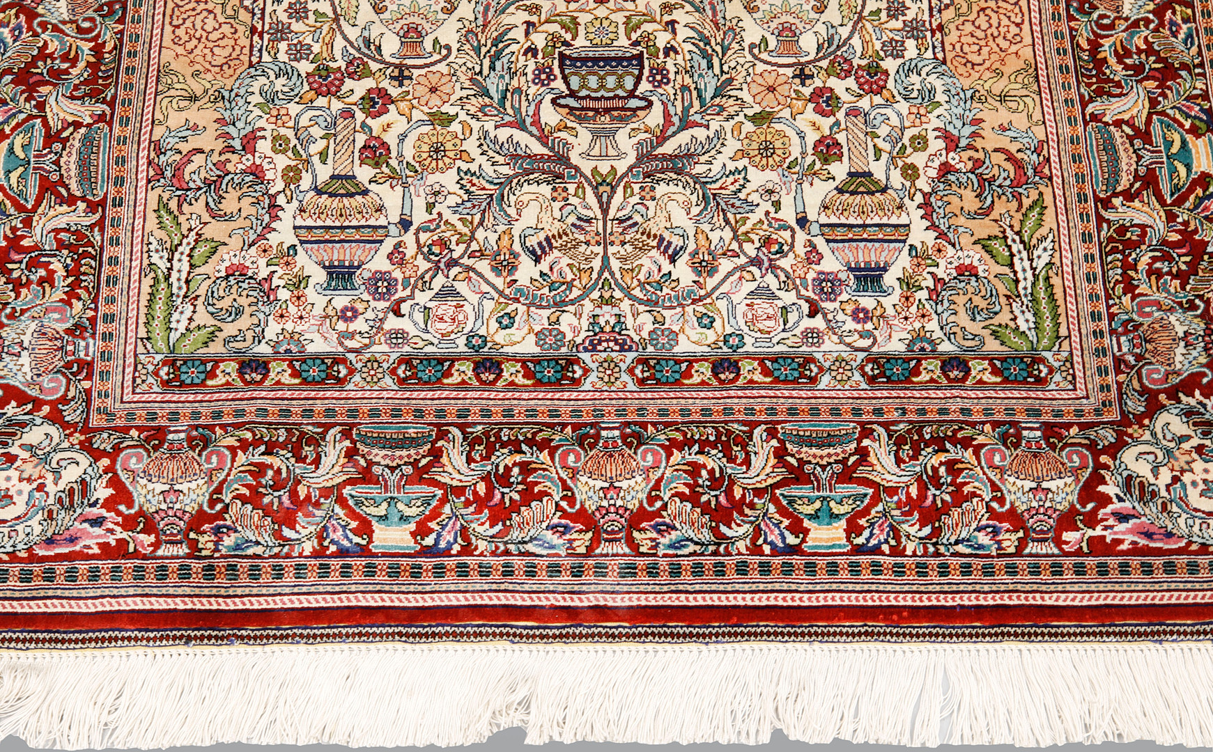 MATTA. Figural Orientalisk silke, ca 1.000.000 knutar / kvm, 155 x 93 cm.