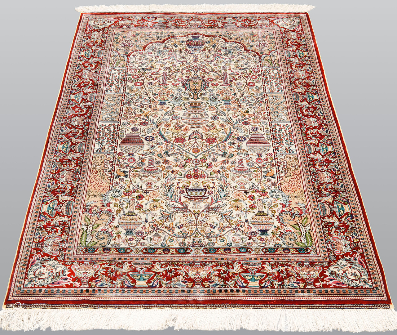 MATTA. Figural Orientalisk silke, ca 1.000.000 knutar / kvm, 155 x 93 cm.