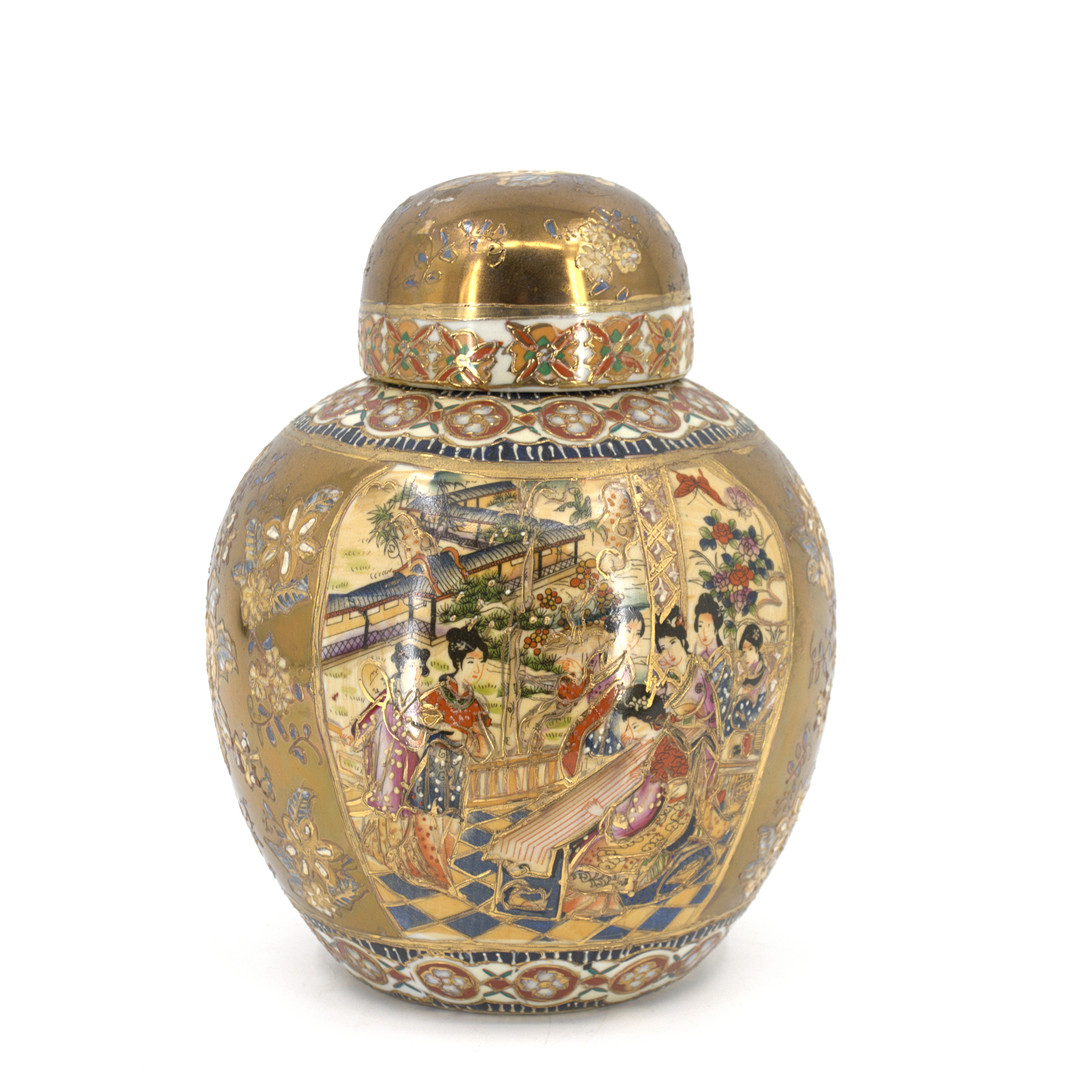 LOCKURNA, "Satsuma", figurscener, guldfärg, botten med tecken, Japan.