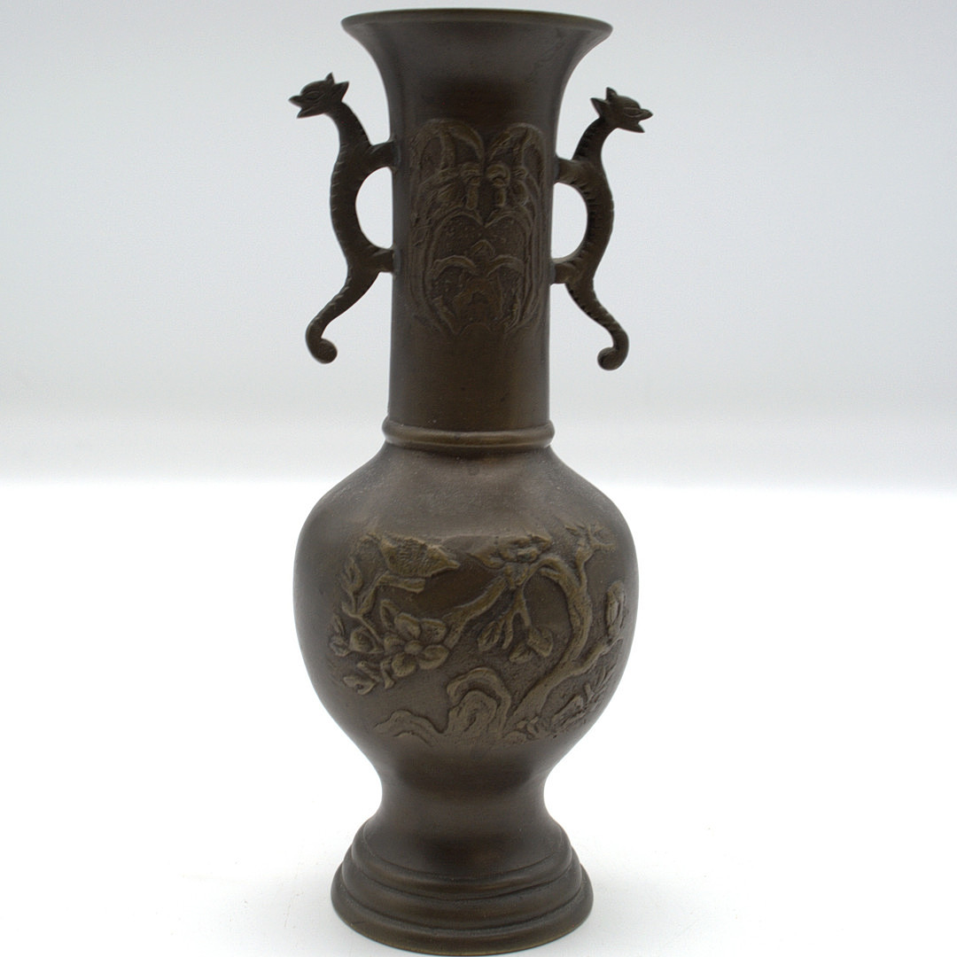 CHINESISCHE BRONZEVASE MIT RELIEFDEKOR „ELSTERN AUF PFLAUMENZWEIGEN“, 1900-1950.
