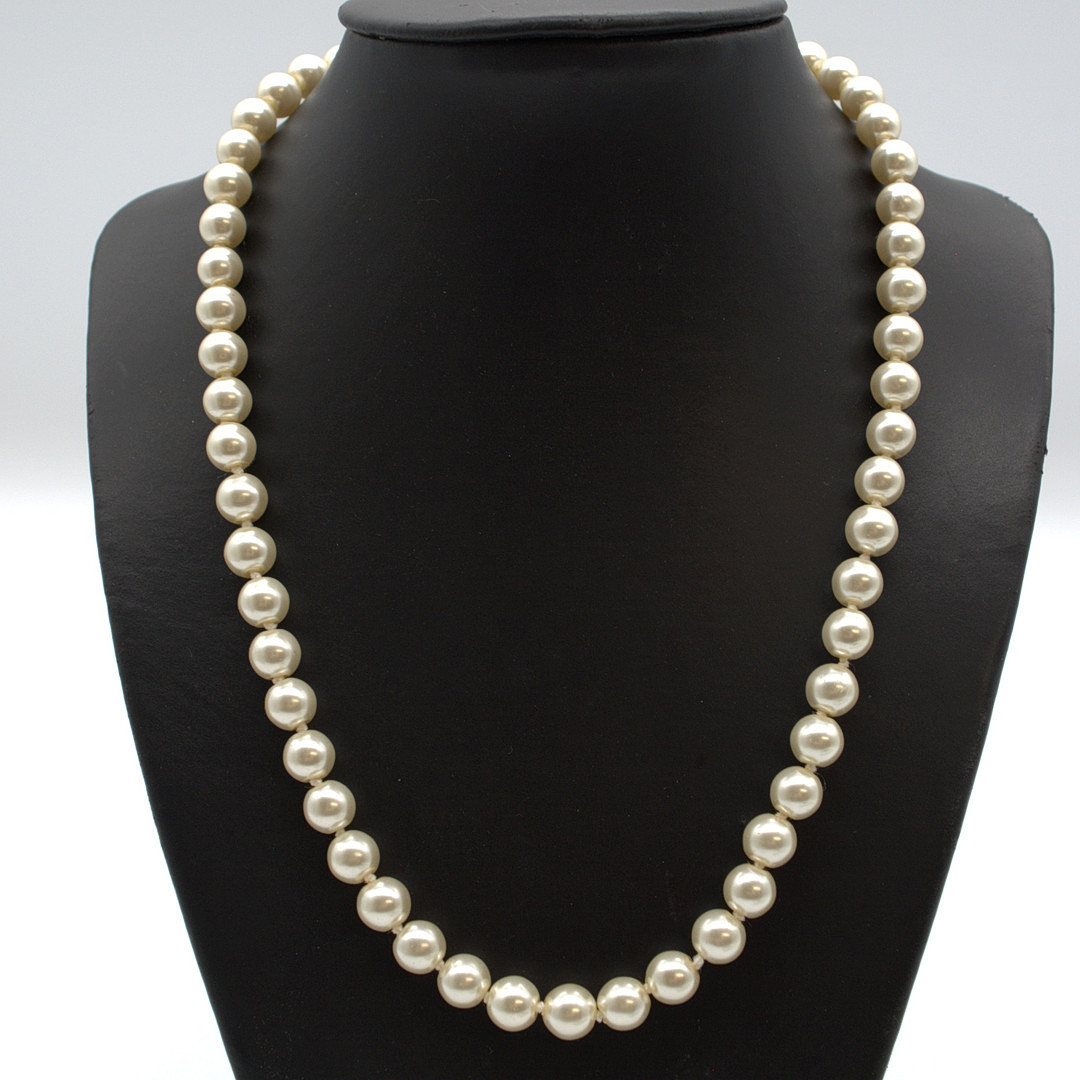 PERLENKETTE MIT IMITATIONSPERLEN, WEISS,EINZELN GEKNÜPFT,GRÖSSENVERSTELLBAR,UM 1950, CA. 55 CM.