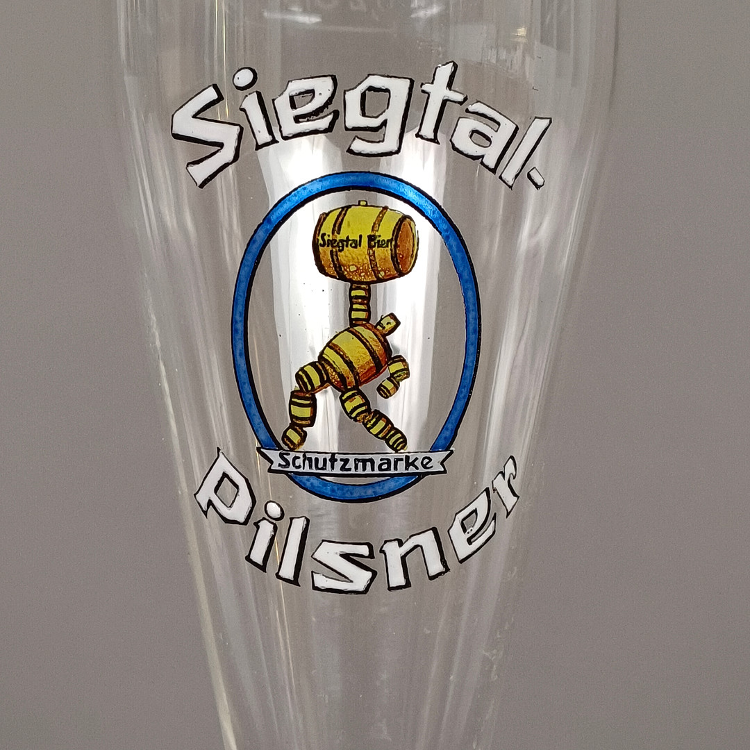 Bierglas / Pilstulpe "SIEGTAL PILSNER" - 20. Jh., Klarglas mit Emaillemalerei.