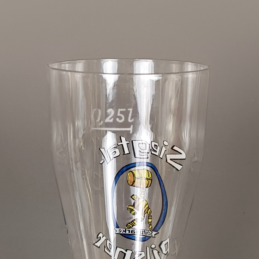 Bierglas / Pilstulpe "SIEGTAL PILSNER" - 20. Jh., Klarglas mit Emaillemalerei.