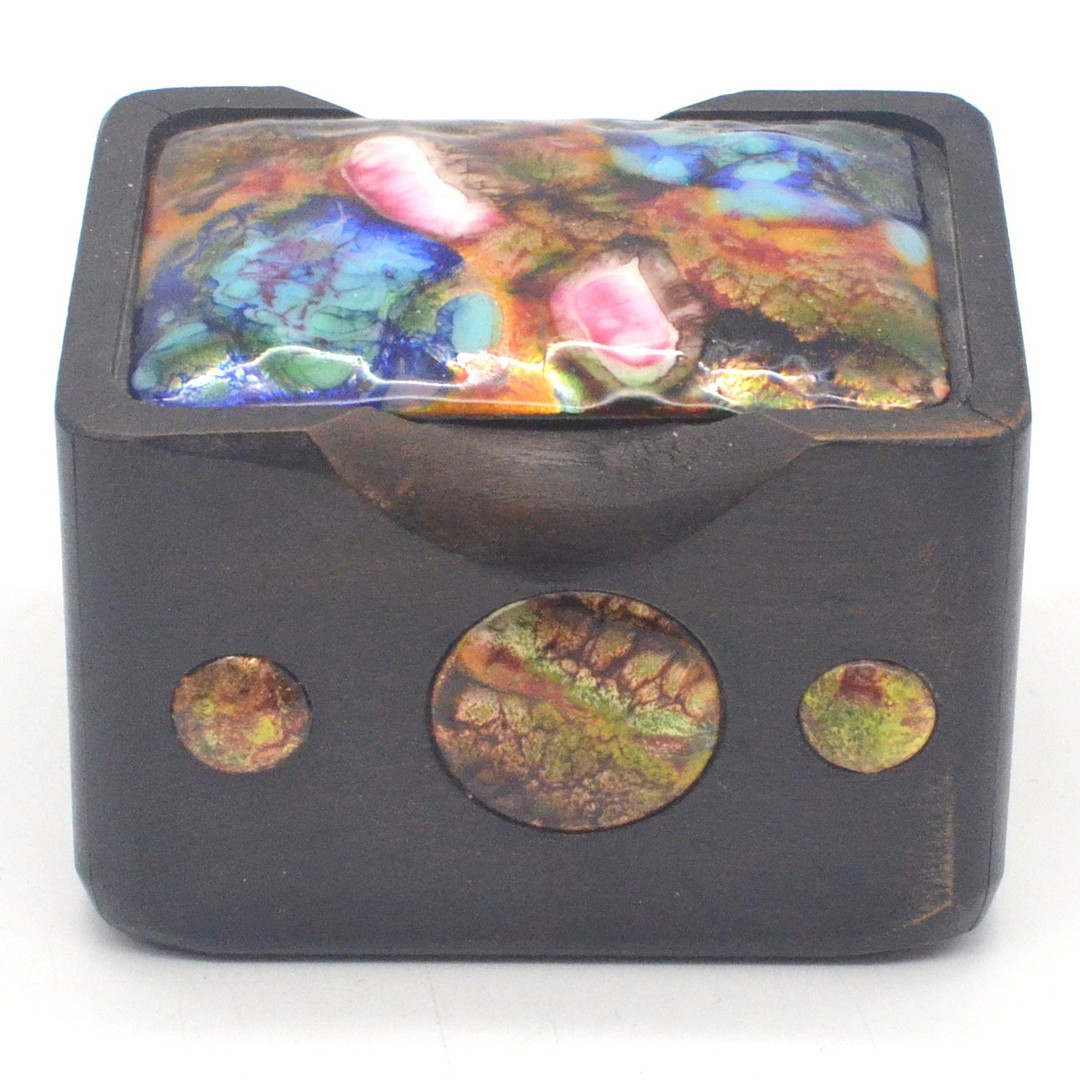 JAIME CAPO ESMALTES. IM STIL VON. EMAILLIERTE ZIERDOSE, HOLZ, SPANIEN, UM 1950-1960, OHNE SIGNIERUNG.