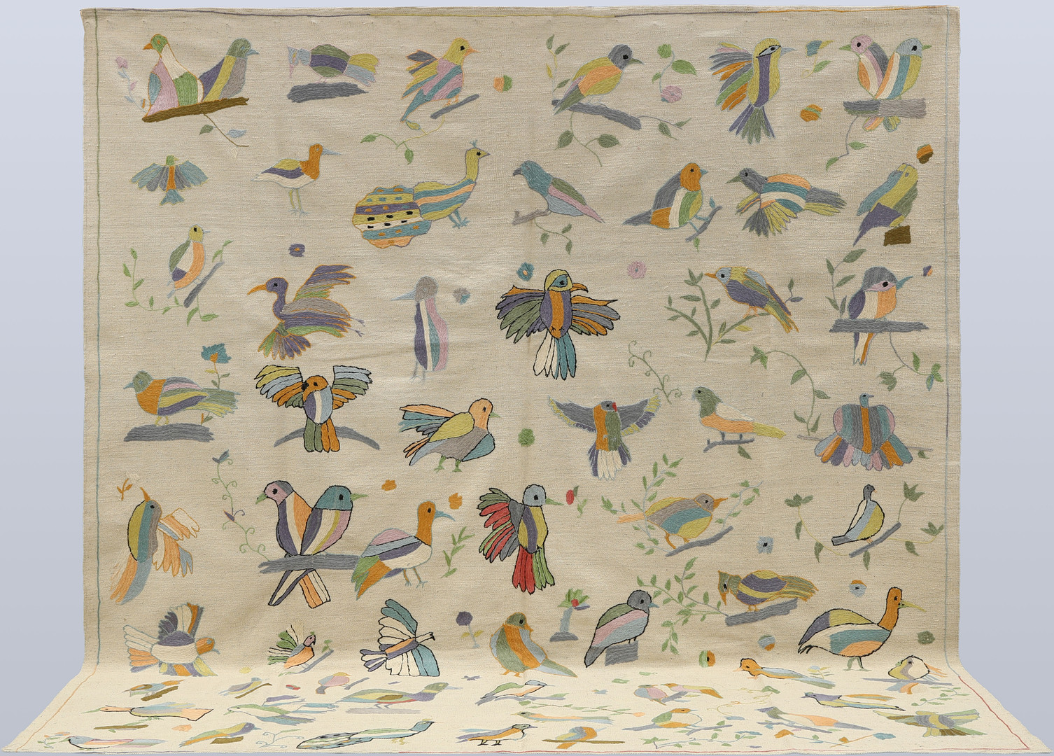 MATTA. Kelim med handbroderad dekor av fåglar, 286 x 267 cm.