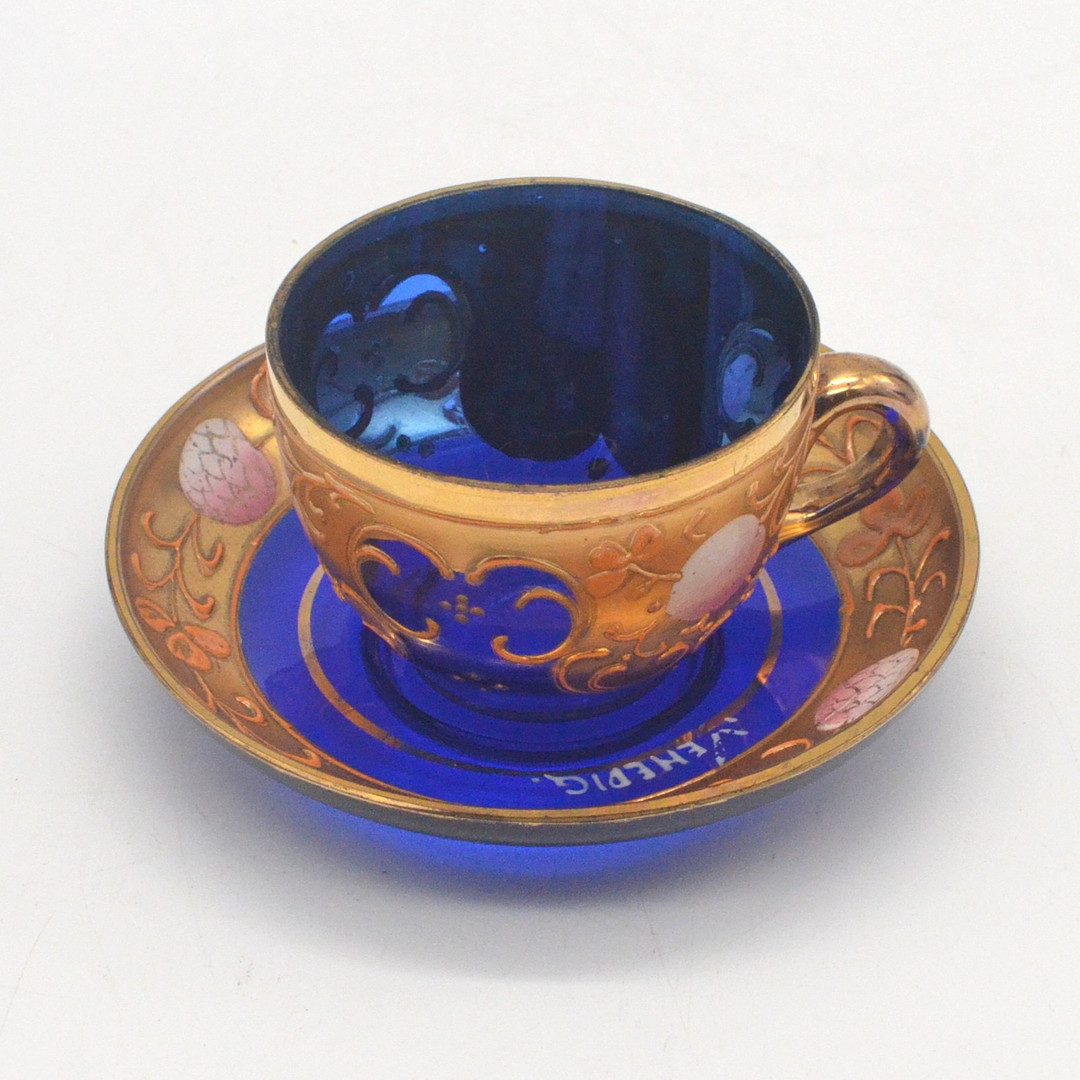 HANDGEMACHTES MOKKA-SET, TASSE UND TELLER, STUDIOGLAS MIT GOLDMALEREI UND EMAILLE, PFIRSISCH-MOTIV, VENEDIG, UM 1950.