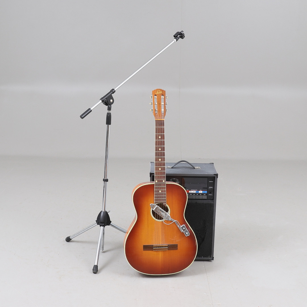 GITARR, Levin, akustisk, med förstärkare och mikrofonstativ.