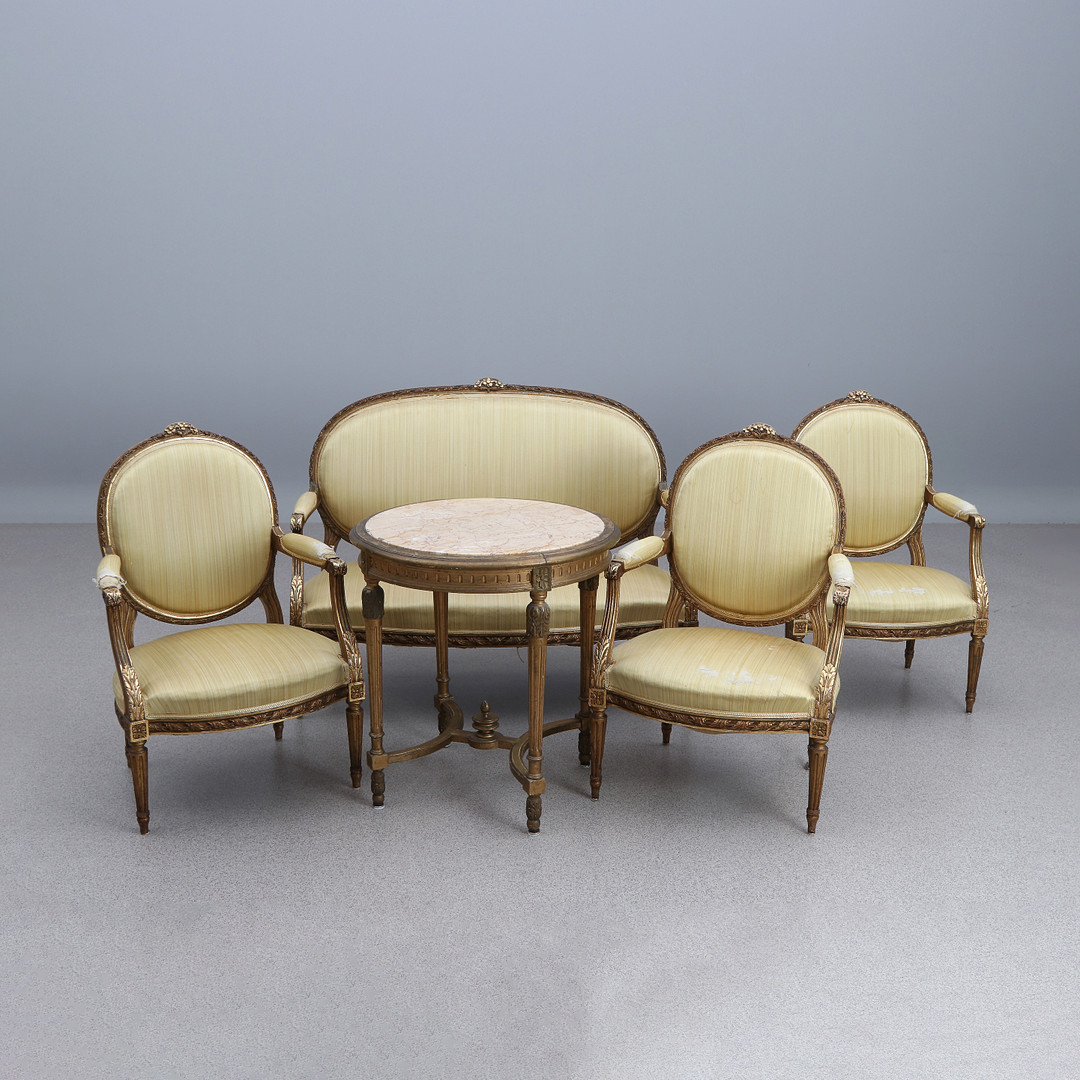 SALONGSGRUPP, FEM DELAR. Louis XVI-stil, förgyllt och skuret trä med marmorskiva, 1900-talets första hälft.