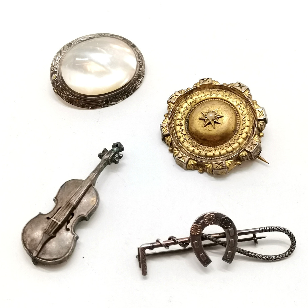 4x ANTIQUE SILVER BROOCHES INC VIOLIN, RIDING CROP / HORSESHOE ETC.