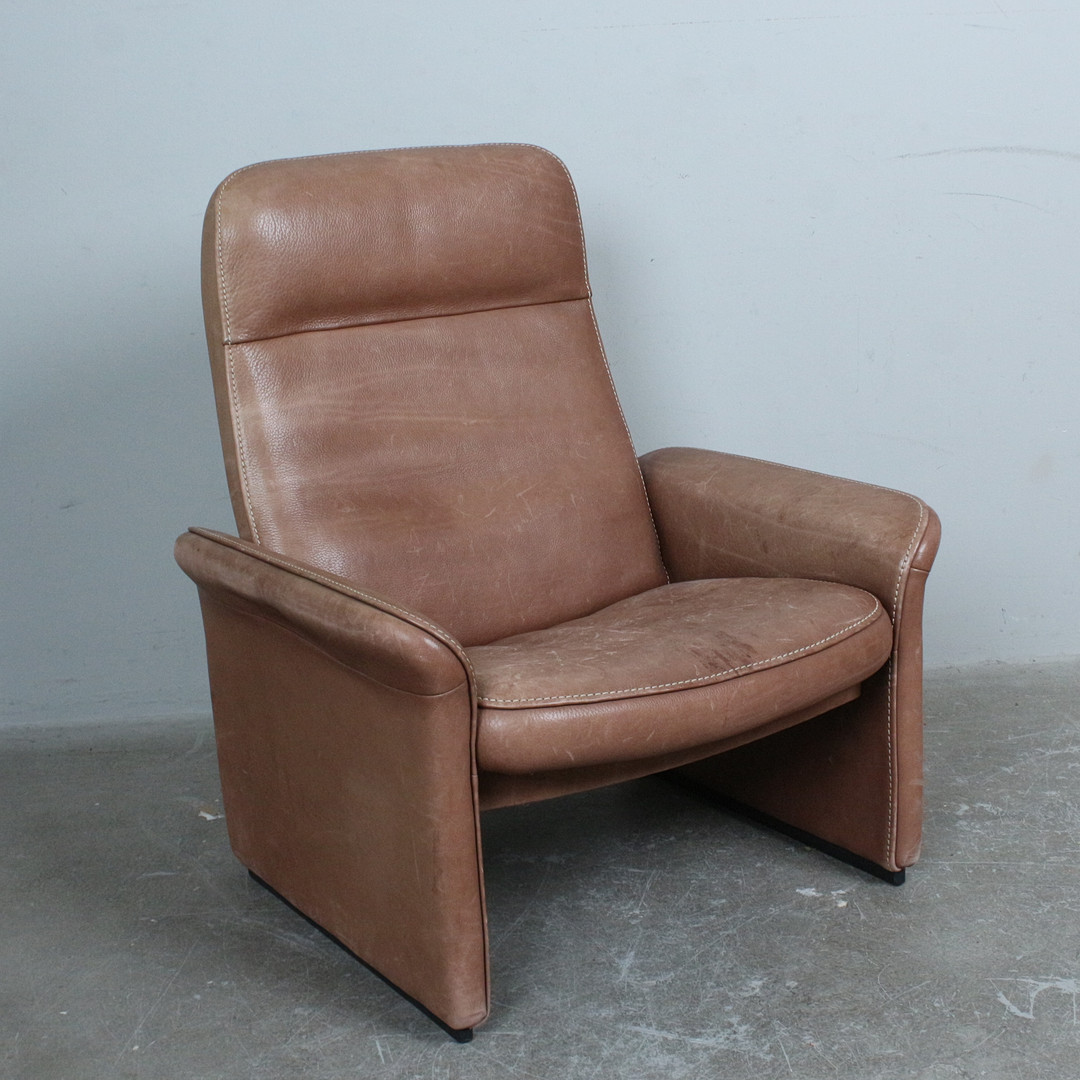 DE SEDE. Sessel / Hochlehner, Modell 'DS 50', Leder, Holz, 1970er Jahre, Schweiz.