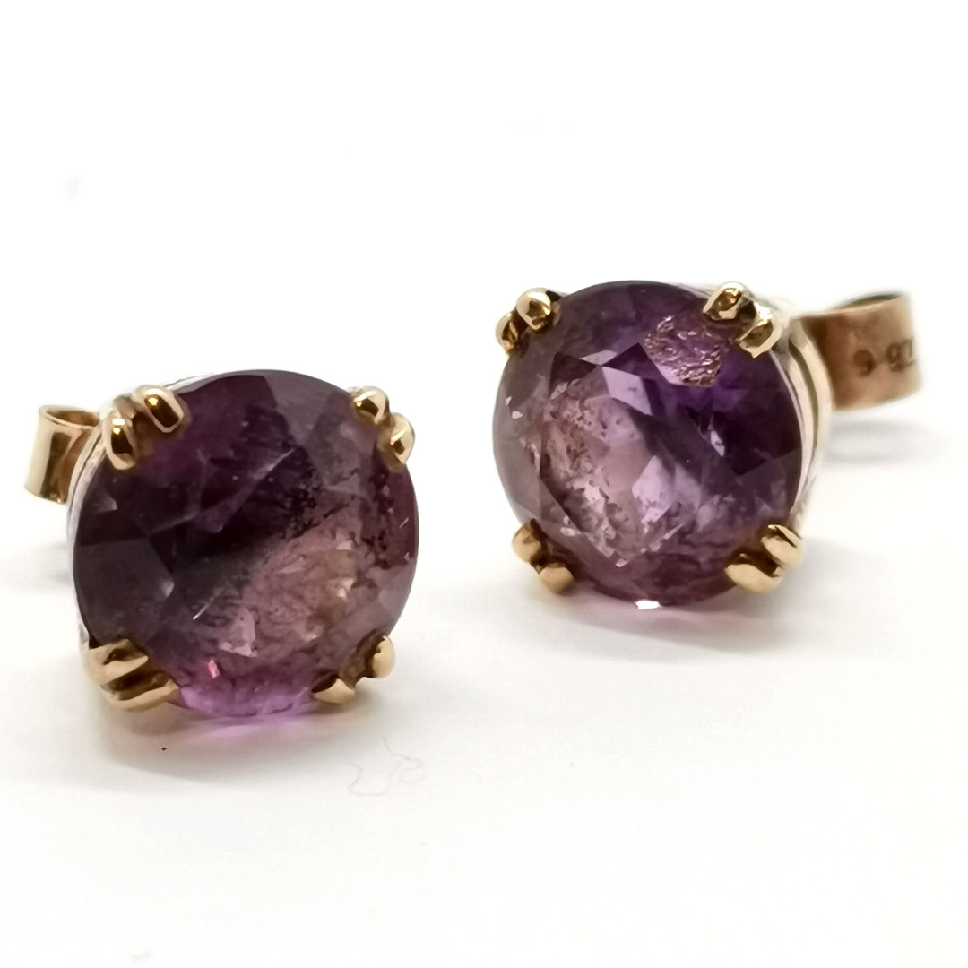9ct GOLD PR AMETHYST STUD EARRINGS.
