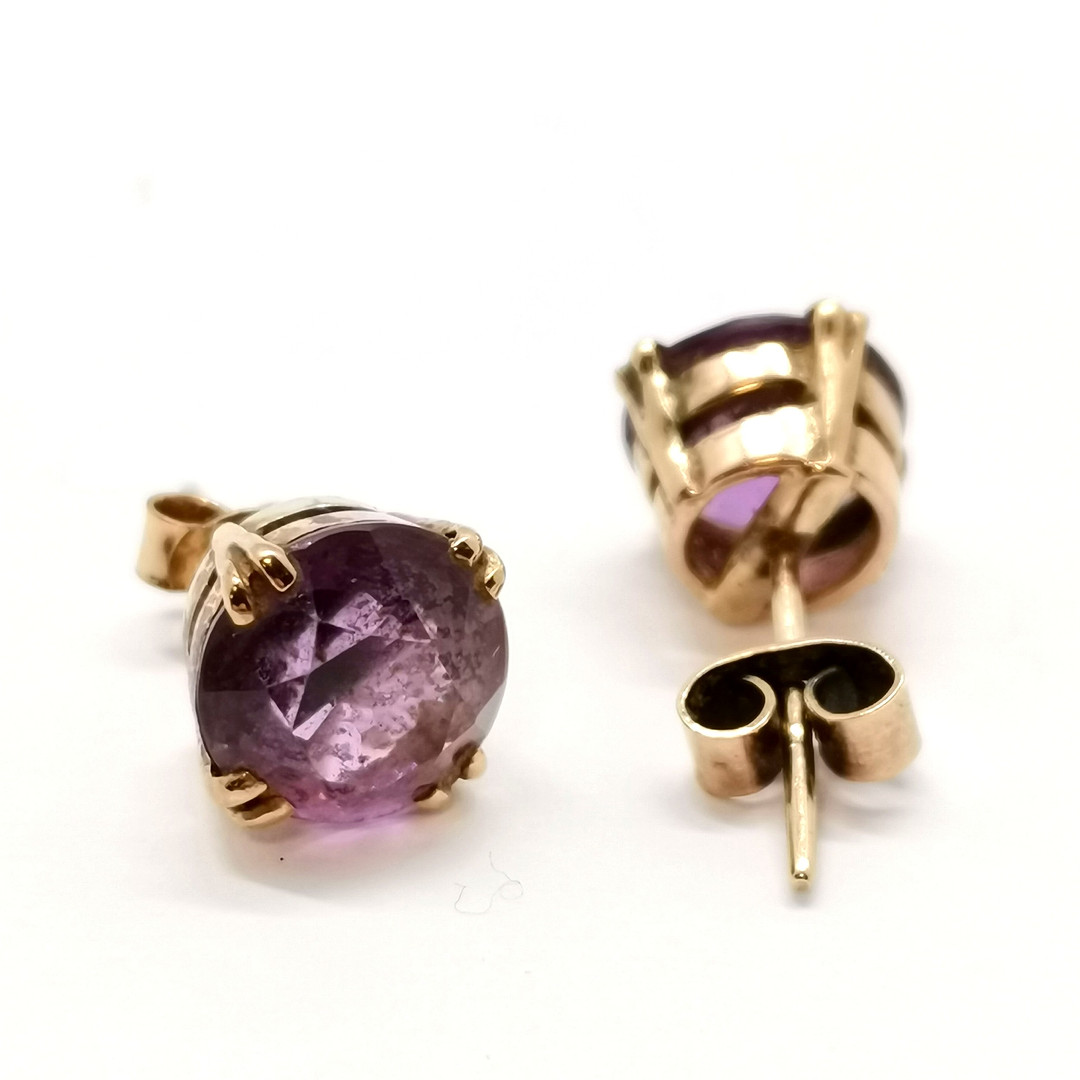 9ct GOLD PR AMETHYST STUD EARRINGS.