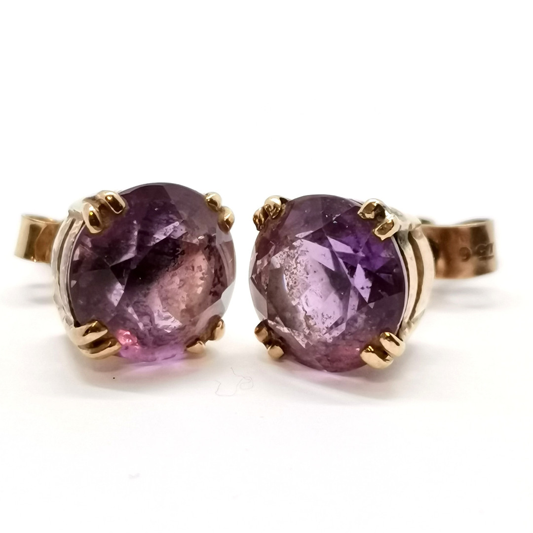 9ct GOLD PR AMETHYST STUD EARRINGS.