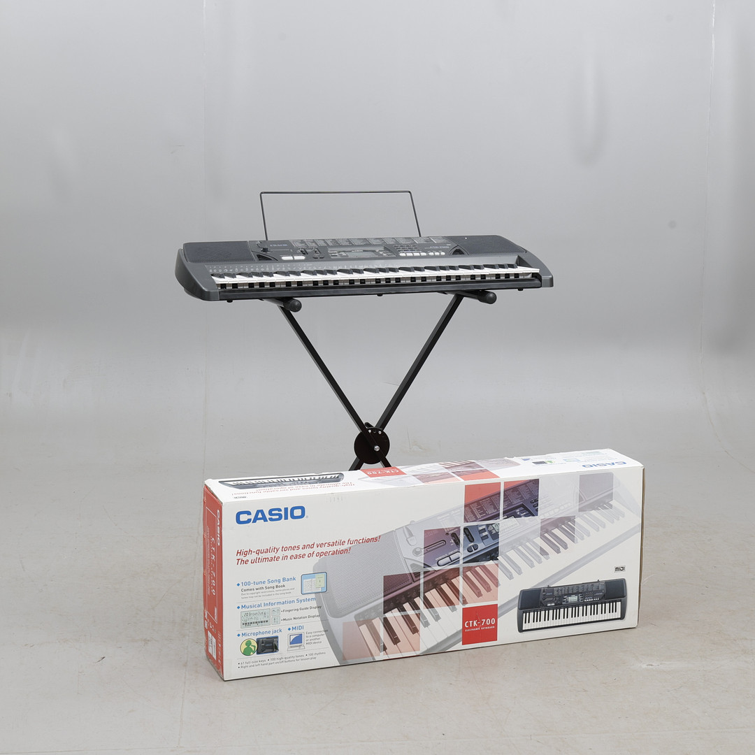 ELEKTRONISKT Keyboard med batterier, Casio CTK-700, samt benstativ.