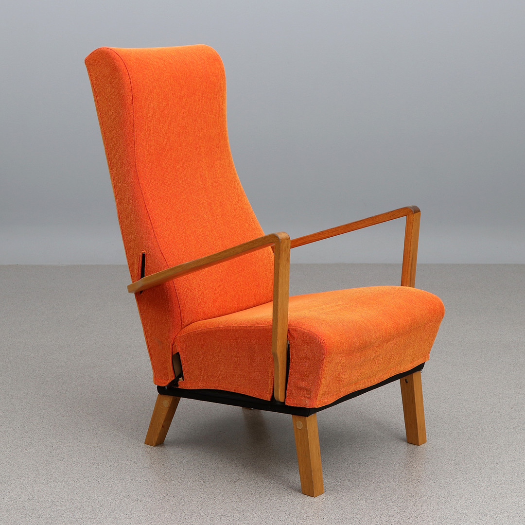 SEAT UP, FÅTÖLJ. Ek med textil klädsel i orange, samtida tillverkning.
