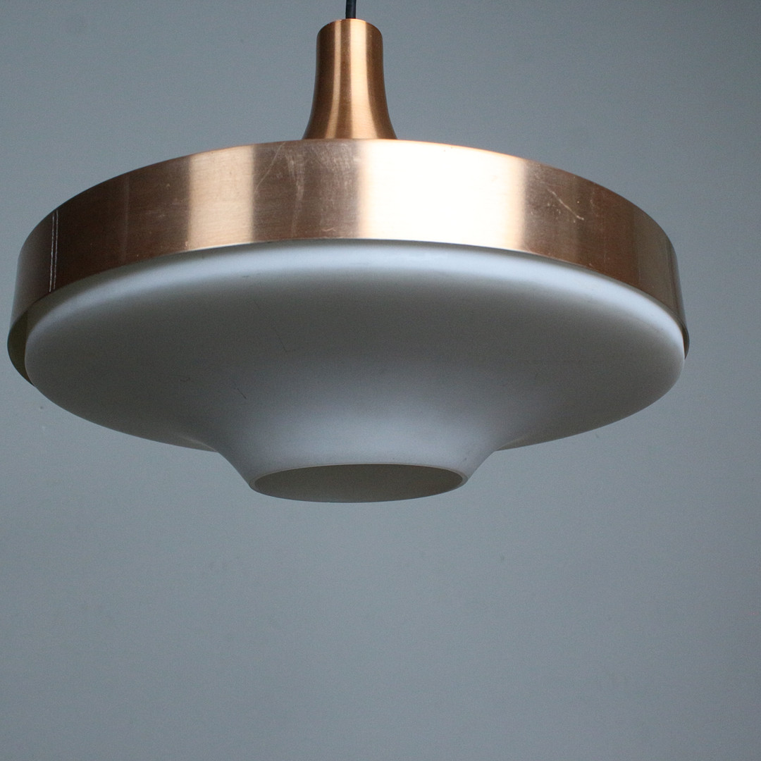 DORIA LEUCHTEN. Mid-Century Pendelleuchte aus den 1960er.