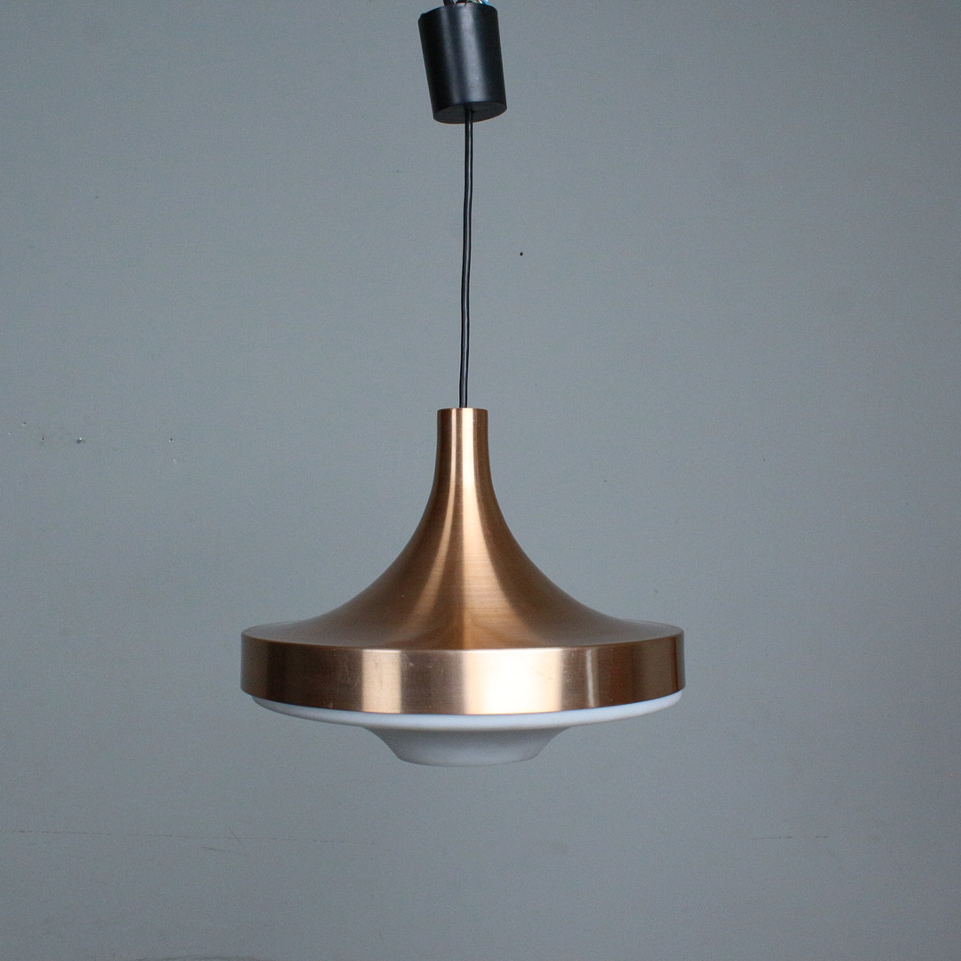 DORIA LEUCHTEN. Mid-Century Pendelleuchte aus den 1960er.