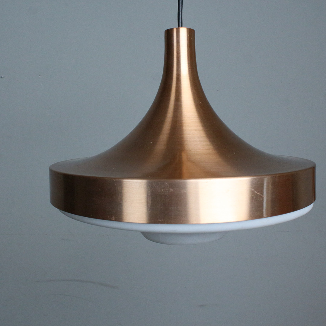 DORIA LEUCHTEN. Mid-Century Pendelleuchte aus den 1960er.