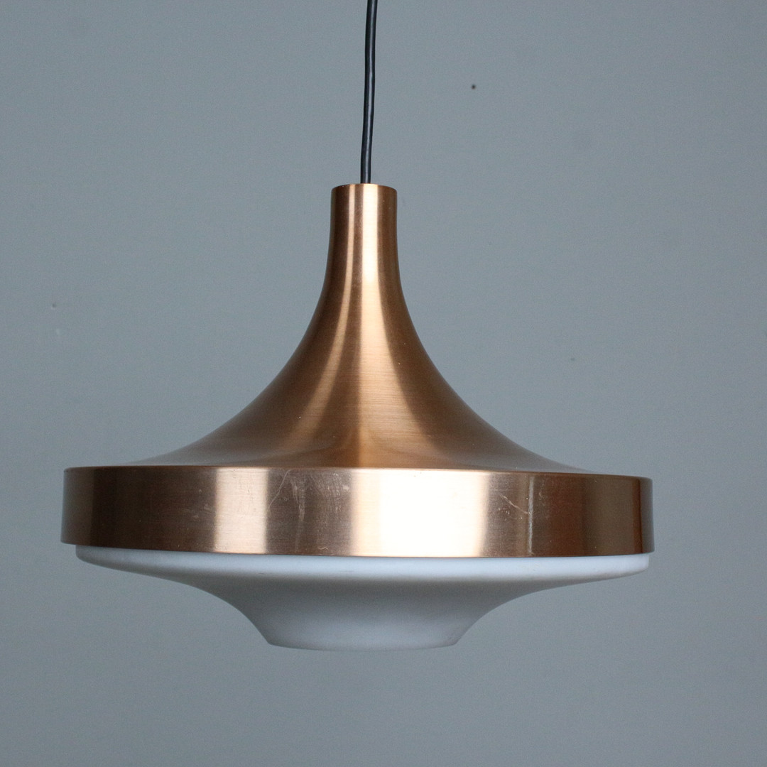 DORIA LEUCHTEN. Mid-Century Pendelleuchte aus den 1960er.