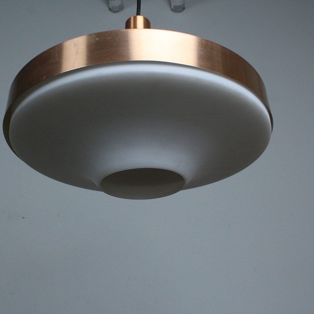 DORIA LEUCHTEN. Mid-Century Pendelleuchte aus den 1960er.