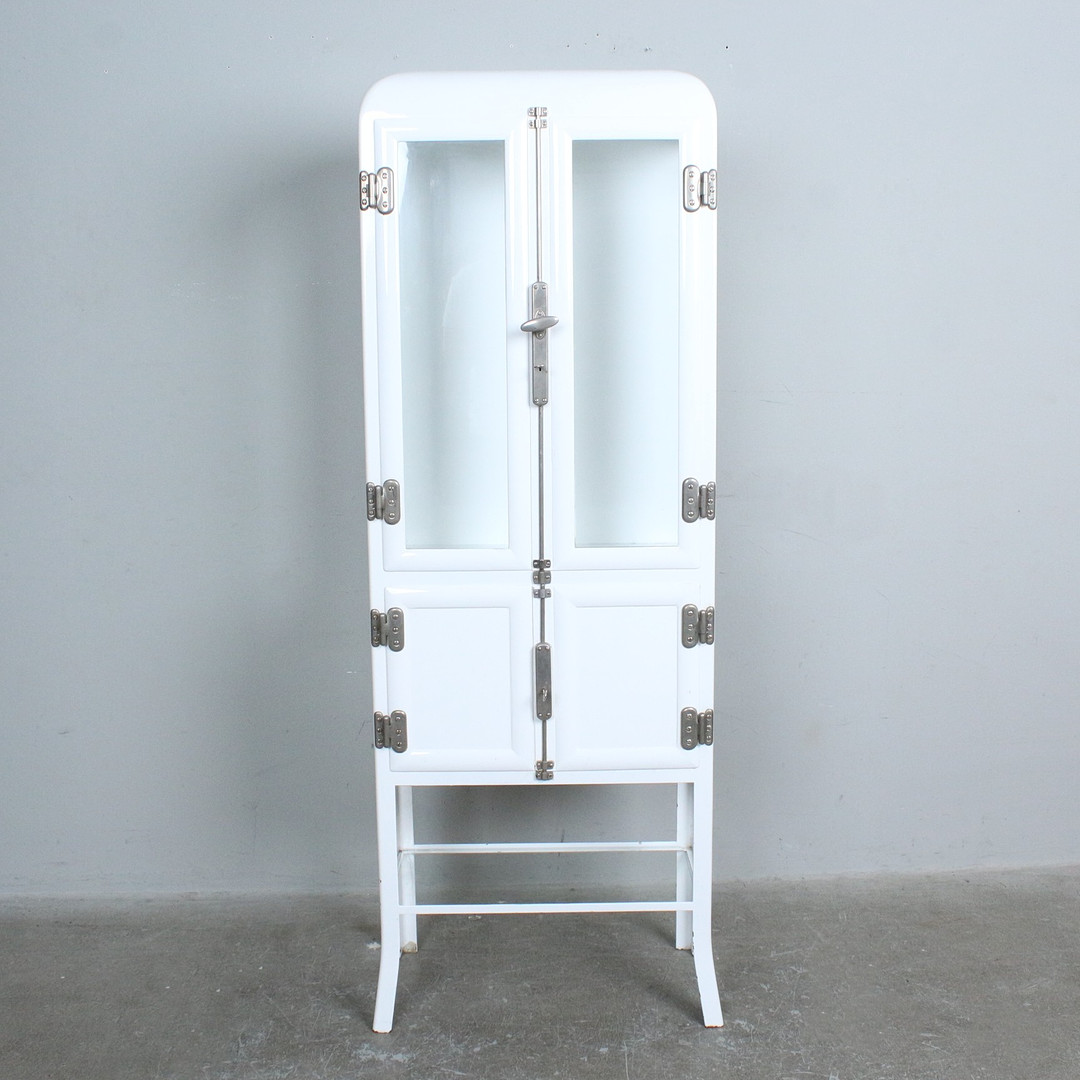 Art Deco Arztschrank der 1930er.