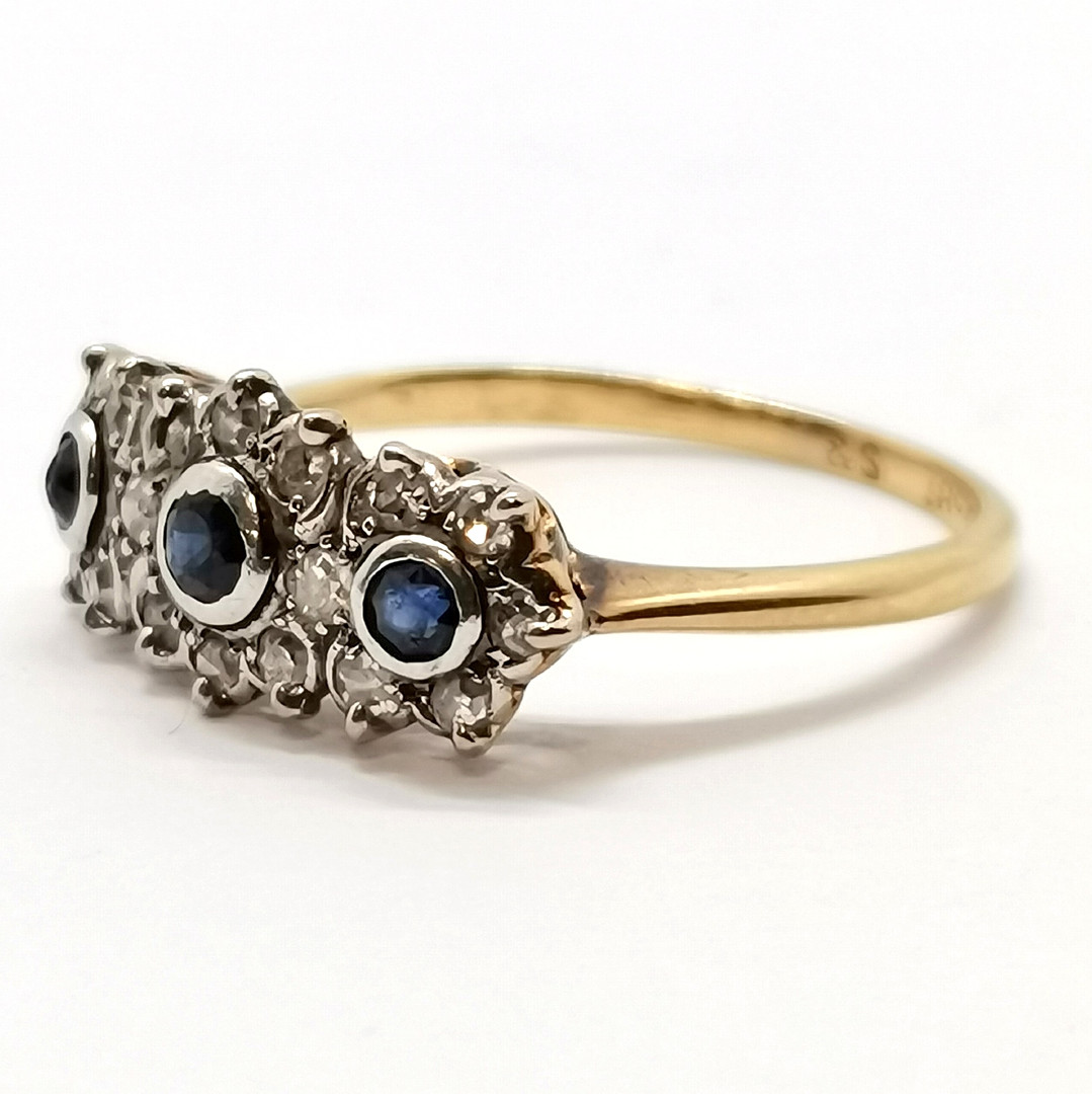 18ct GOLD SAPPHIRE & DIAMOND RING.