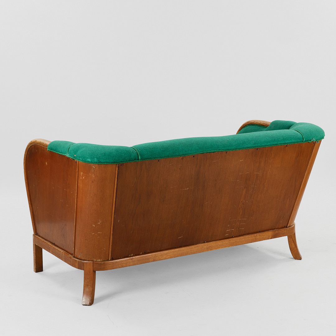 SKANDINAVISK MØBELDESIGN. Fritstående sofa af egetræ, skandinavisk formgiver, 1900-tallets første halvdel.