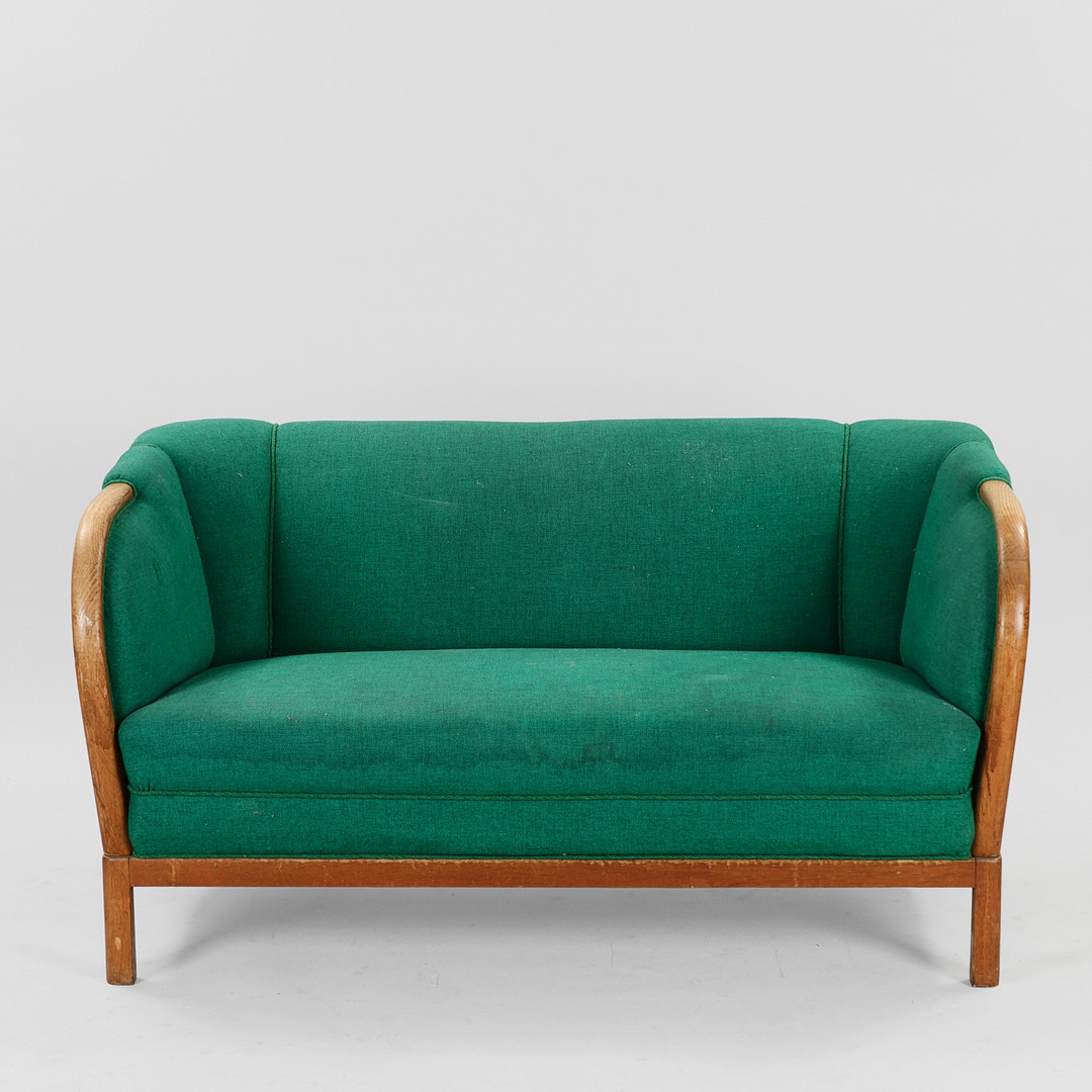 SKANDINAVISK MØBELDESIGN. Fritstående sofa af egetræ, skandinavisk formgiver, 1900-tallets første halvdel.