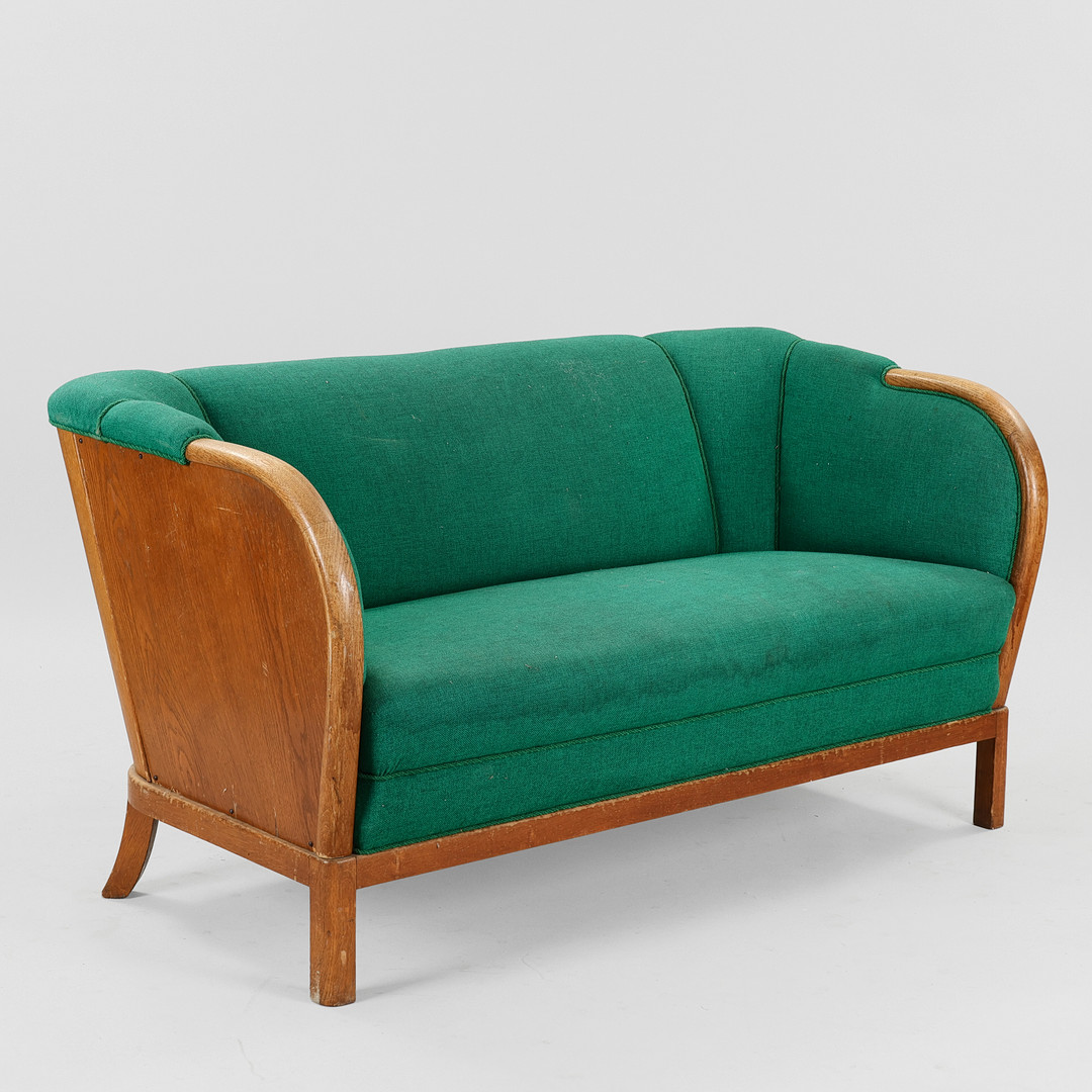 SKANDINAVISK MØBELDESIGN. Fritstående sofa af egetræ, skandinavisk formgiver, 1900-tallets første halvdel.